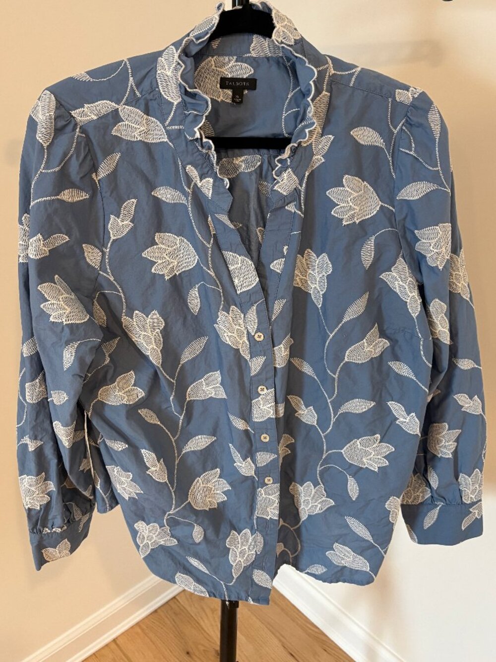 🌷Talbots Blue & Ivory Floral Embroidered Ruffle Neck Blouse - Size XL